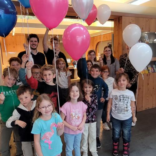 Gruppenbild mit Luftballon